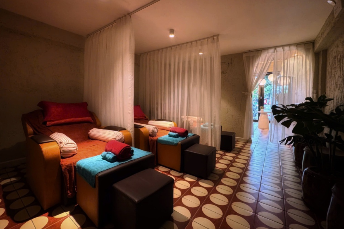 5. 9Spa - Liệu Pháp Đông Phương Chuyên Sâu Địa chỉ: 99 Nguyễn Thái Học, Phường Cầu Ông Lãnh, Quận 1, TP.HCM  9Spa nổi bật với phương pháp "Body Mix Massage" - kết hợp tinh hoa y học Đông phương với nghệ thuật massage truyền thống từ Thái Lan, Ấn Độ, Nhật Bản và Châu Âu. Đây là địa chỉ lý tưởng cho những ai tìm kiếm liệu pháp trị liệu chuyên sâu kết hợp y học cổ truyền.  Điểm Mạnh  Đội ngũ chuyên môn cao: Có chứng chỉ Y học Cổ truyền Liệu trình cá nhân hóa: Thiết kế riêng theo thể trạng từng khách hàng Không gian thanh lịch: Thiết kế hiện đại, sang trọng và yên tĩnh Dịch vụ toàn diện: Body massage, foot massage, gội đầu dưỡng sinh, xông hơi thảo dược Giá đã bao gồm tip: Không phát sinh chi phí, tặng kèm trà thảo mộc và trái cây